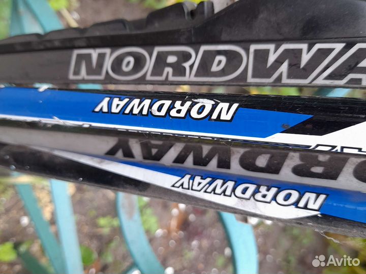 Лыжные ботинки, лыжи к ним,палки