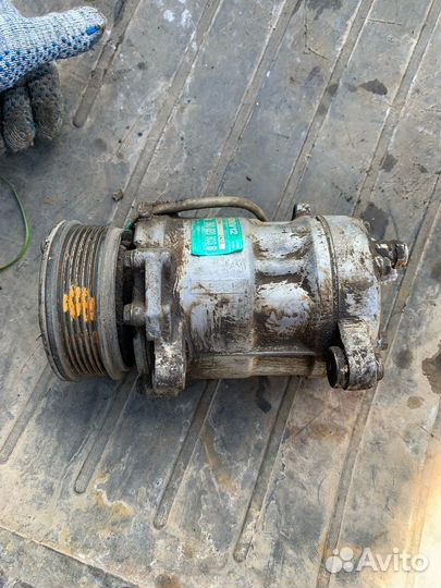 Компрессор кондиционера 6N0820803B