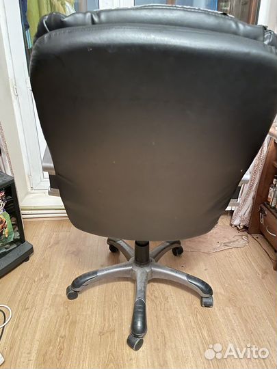 Офисное кресло