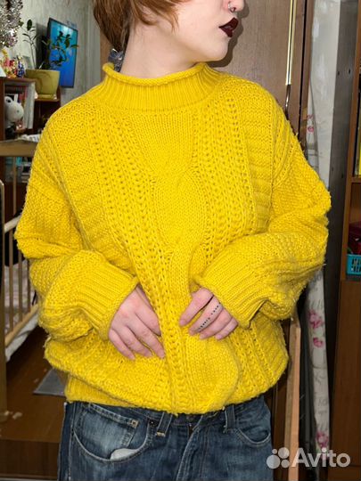 Яркий свитер оверсайз