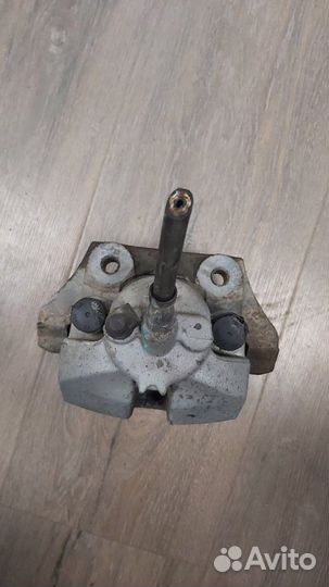 Суппорт тормозной задний левый Bmw X5 4.8I E70