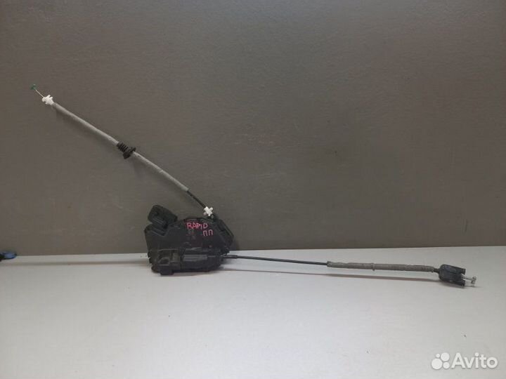 Замок двери передний правый Skoda Rapid 2018