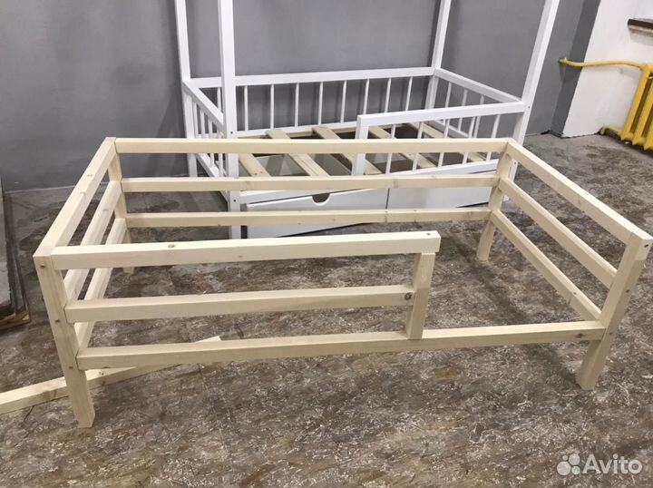 Детская кровать с бортиком