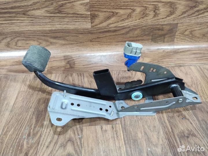 Педаль тормоза Ford Focus CB8 pnda 2014