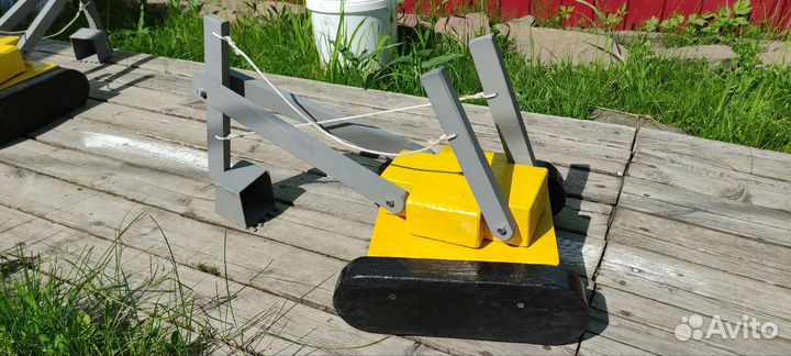 Детская игрушка экскаватор