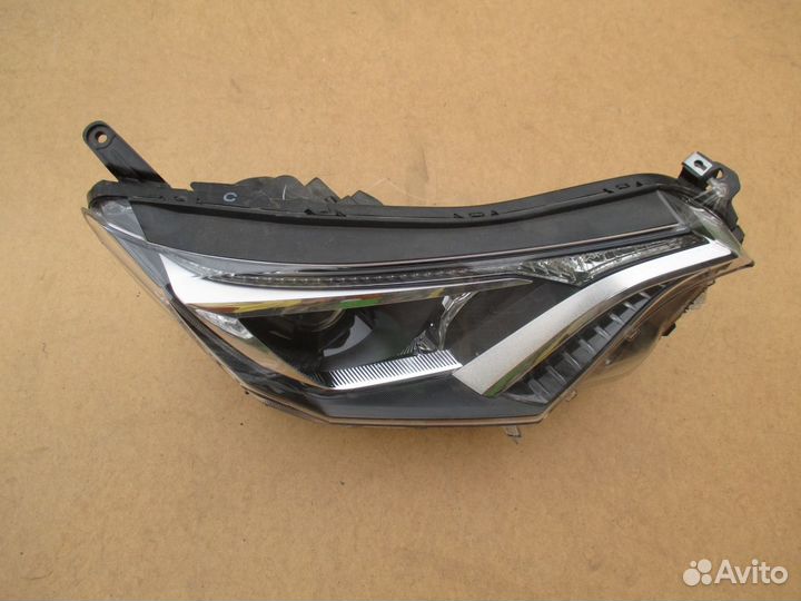 Фара правая Toyota RAV 4 с 2015