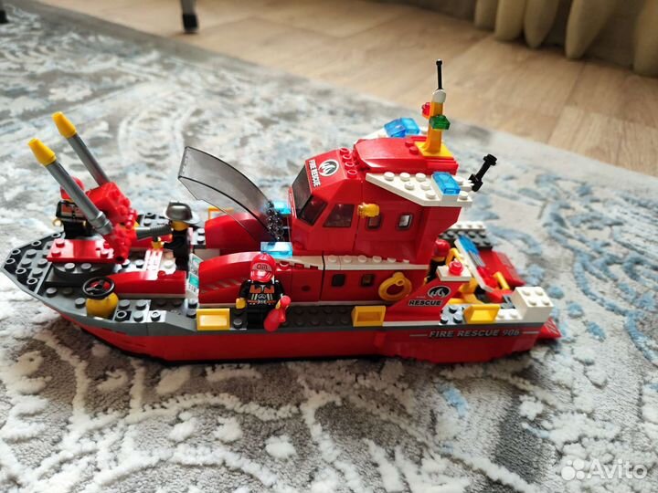 Lego пожарный корабль с лодкой и минифигурками