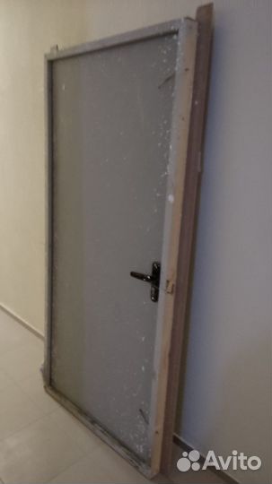 Дверь деревянная входная от застройщика