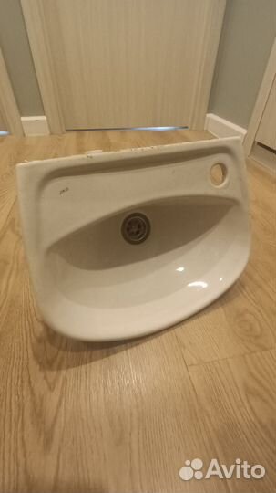 Раковина в ванную новая