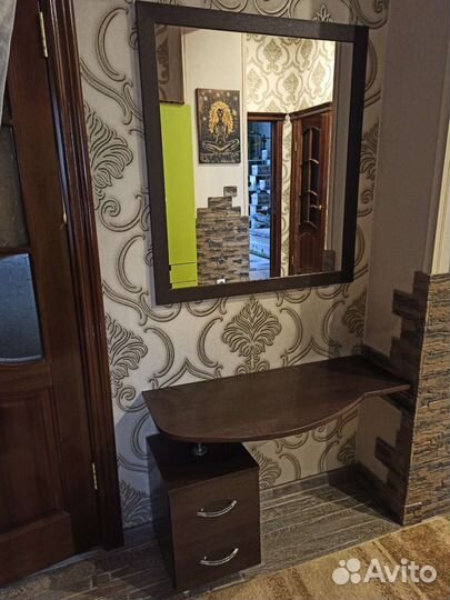 Столик с зеркалом