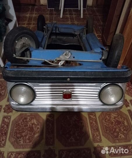 Детский педальный автомобиль Москвич