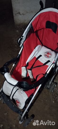 Прогулочная коляска и трёхколёсный велосипед