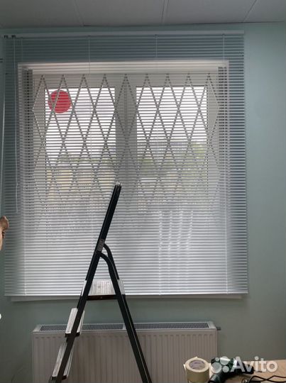 Установка карнизов, рулонных римских штор, жалюзи