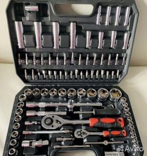 Набор инструментов в чемодане