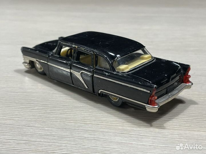 Модель 1/43 газ-13 Чайка