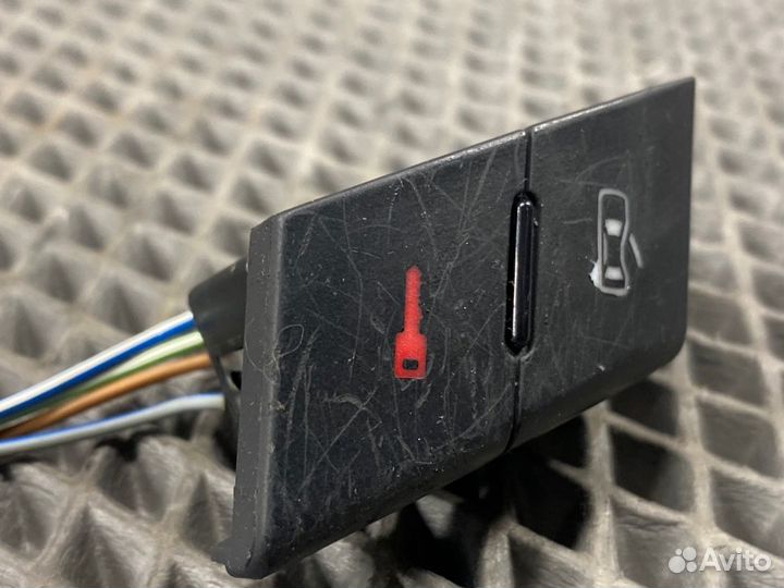 Кнопка центрального замка Audi Allroad C5 BES 2004