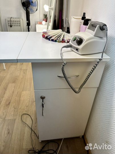 Маникюрный стол