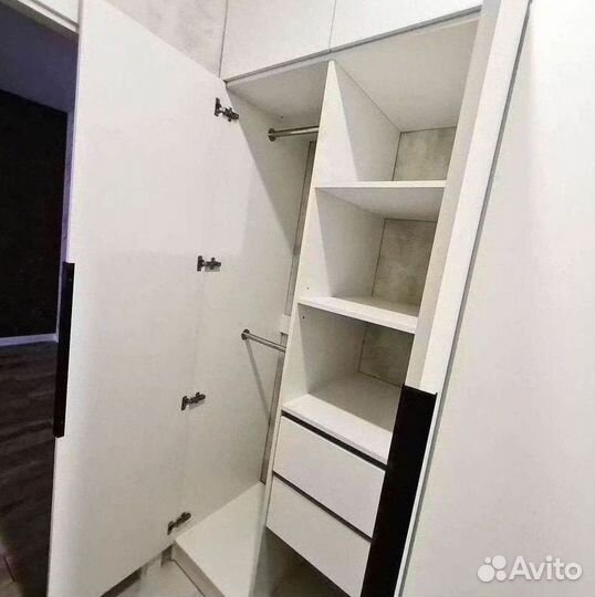 Шкаф распашной с полками