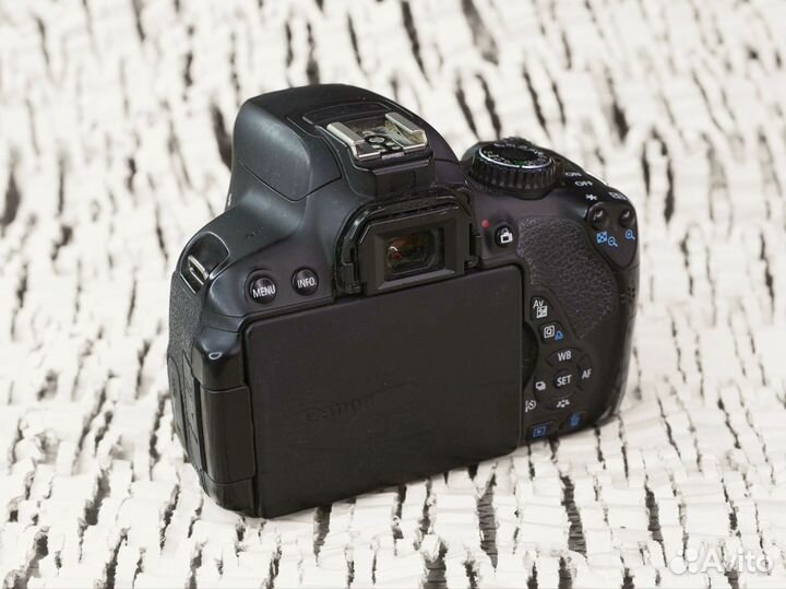 Canon тушка 650d с аккумом и зарядкой