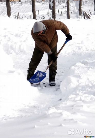 Уборка снега и льда вручную