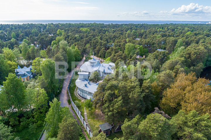 Дом 677 м² на участке 50 сот.