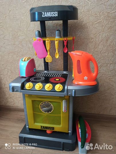 Продаю детскую кухню с набором посуды