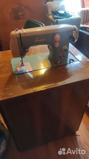 Швейная машина LADA