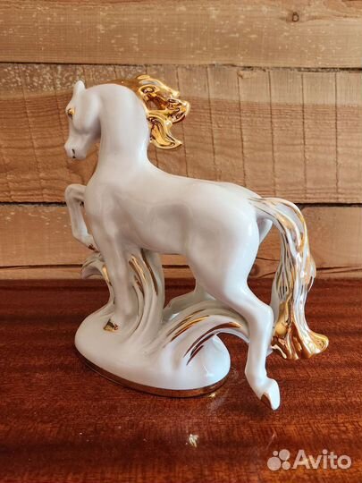 Фарфоровая статуэтка 