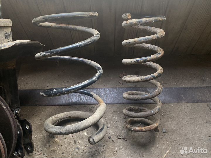 Стойки пружины на mitsubishi outlander2008