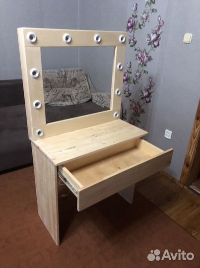 Гримерное зеркало со столом