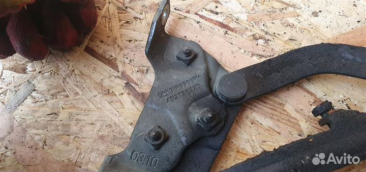 Петля капота правая Opel Corsa D 2006-2015