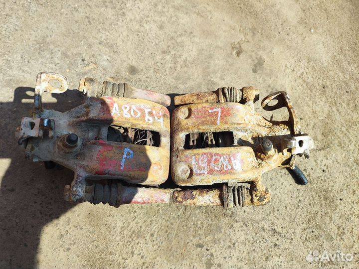 Задние тормозные суппорта ауди 80б4 левый, правый