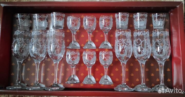 Бокалы, рюмки, стопки