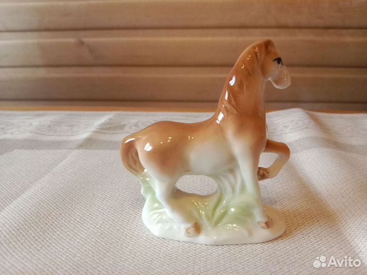Фигурка фарфоровая лошадка