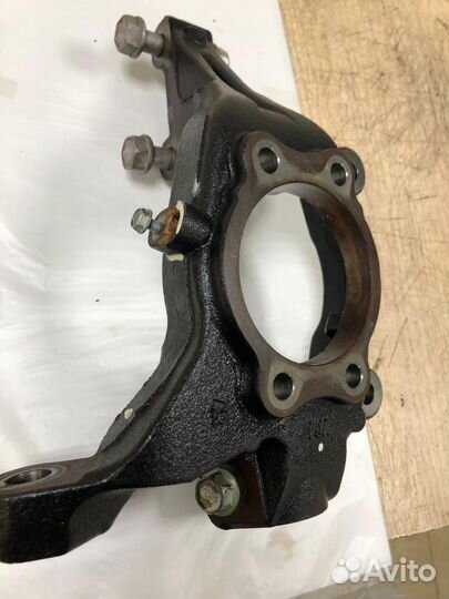 Кулак передний правый Nissan Teana L33