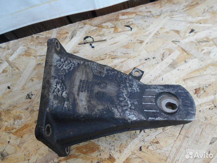 Кронштейн опоры двс правый Bmw E60 M57 D25 (256D2)
