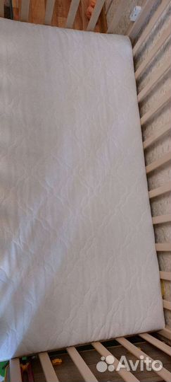 Детская кроватка с маятником и матрасом