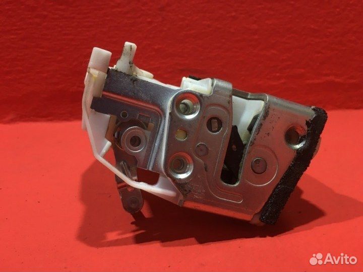 Замок двери задний правый Suzuki Splash 1 K12B