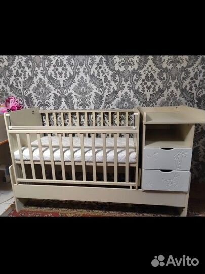 Детская кроватка с маятником