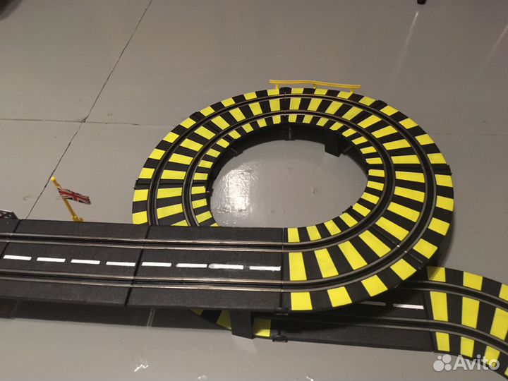 Гоночный трек с машинками на управлении