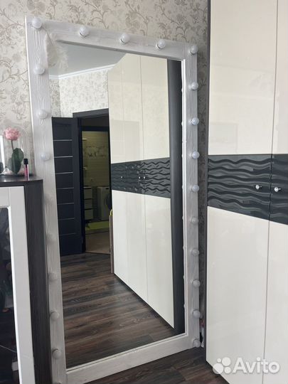 Гримерное зеркало с лампочками