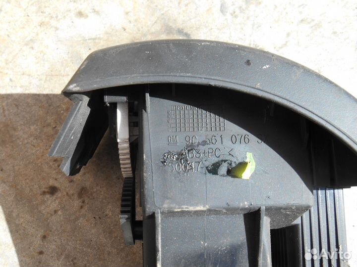 Дефлектор правый 90561076 Opel Zafira A F75