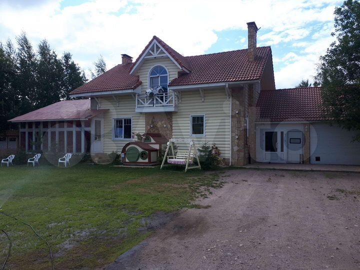 Коттедж 200 м² на участке 10 сот.