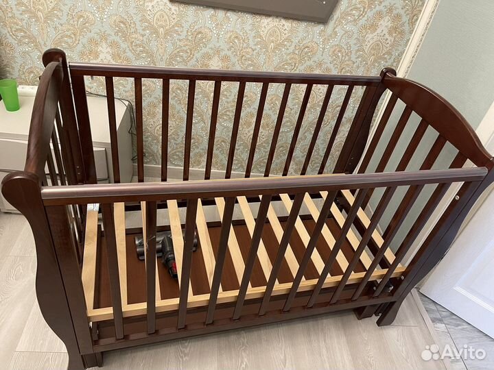 Детская кроватка с маятником и ящиком