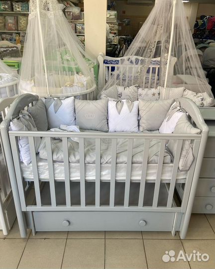 Детская кроватка с маятником и ящиком