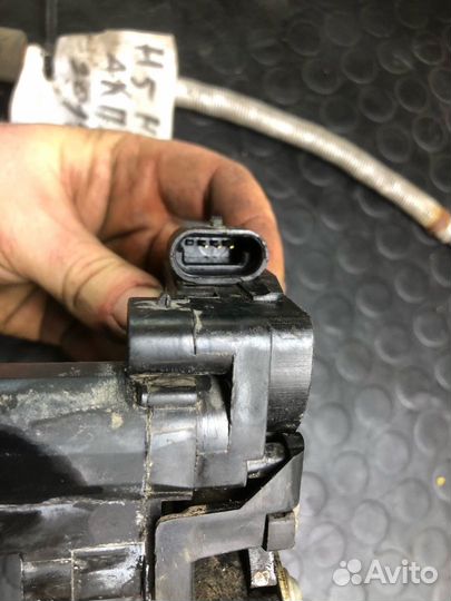 Замок двери передней правой Ssangyong Rexton 1