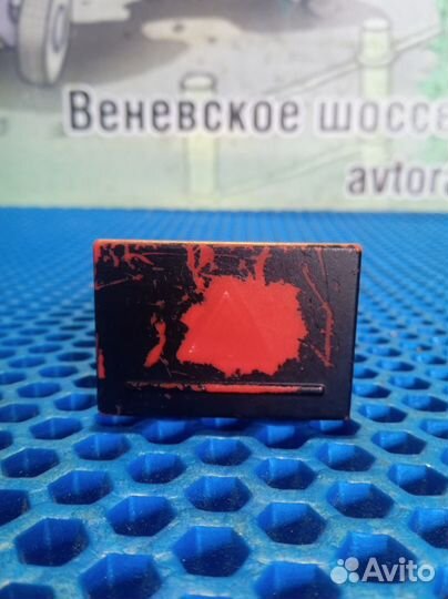 Кнопка аварийной сигнализации Volkswagen Touareg