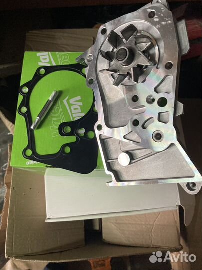 Насос водяной Renault Logan Sandero Megane Largus