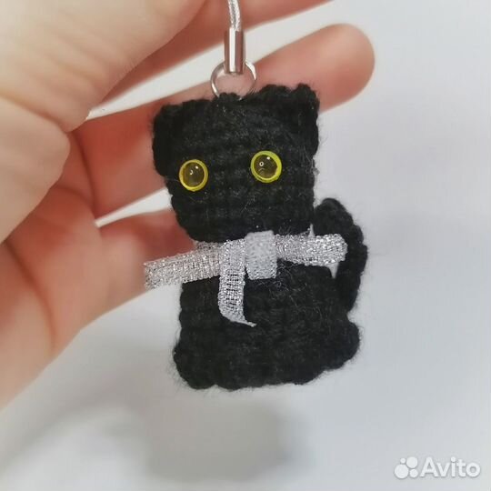 Вязаные брелки ручной работы