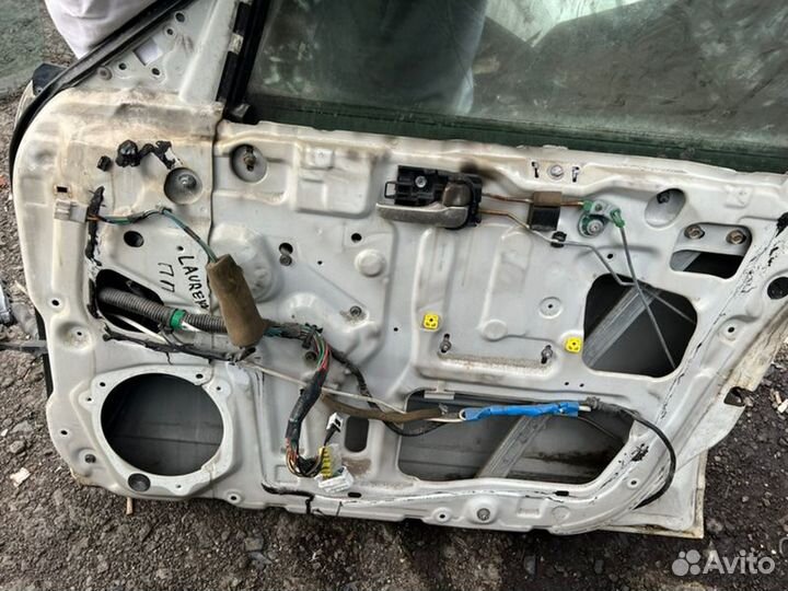 Дверь боковая передняя правая Nissan Laurel